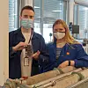 Geoteknikerne Simon O'Rawe og Marianne Dahl med en ferdig støpt men fortsatt uherdet sylinder der bruken av kalksement er praktisk talt halvert. Foto: Joachim Seehusen