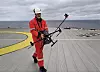 Daniel Krause måler metanutslipp på en offshore-plattform. Foto: Sintef