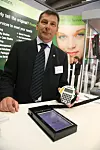 STOLT: En tydelig stolt Thomas Birsztejn fra Bayer Technology Services foran kontrollskannere, og med en spillkonsoll fra kunden Gamedish i hånden. Nå går piratene hardere tider i møte.