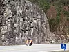 Først vurderte man å henge solcellemodulene vertikalt på denne fjellvegge for å vinkle solcellene mer optimalt vinterstid. Det har de gått bort fra.