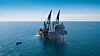 Equinor overtok operatøransvaret for Martin Linge-prosjektet i Nordsjøen i mars i år. Nå er den siste boligmodulen på plass på feltet etter flere års forsinkelser. Her løftes utstyrmodulen og prosessmodulen på plass.