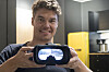 Filmens hule: Det Harald Manheim holder opp ser ut som en VR-brille, men det er det så langt fra. Dette er en film og videobrille for å kunne bruke mobiltelefonen som storskjerm. Foto: Odd Richard Valmot