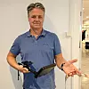 Bjørn Garplind med skanneren som brukes til å måle fuktigheten i de 0,06 mm tykke sensorene. Foto: Invisense