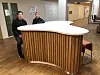Anders Bru fra Glamox og Kari Hornmoen fra Multiconsult sitter rundt en møteplass i korridoren på akuttpost B. Foto: Tuva Strøm Johannessen