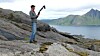 Bilde for bilde flytter Olivier Galland seg bortover langs fjellet i Lofoten.