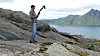 Bilde for bilde flytter Olivier Galland seg bortover langs fjellet i Lofoten.