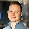 På fabrikkgulvet foretrekkes fremdeles maskinlæring fremfor generativ kunstig intelligens fordi oppgavene som regel er repetitive, skriver Erik Lervåg i Sopra Steria. Foto: Peter H. Nejtek