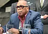 IFA: Quincy Jones måtte skrive autografer etter pressekonferansen.