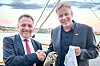 Forsvarsminister Tore Sandvik møtte Rune Jomaas, daglig leder i Watchbird, under Arendalsuka for ett år siden. Foto: Forsvarsdepartementet