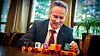 Samferdselsminister Jon-Ivar Nygård var ikke vond å be da TU ba ham om å leke med vårt medbrakte KRISE-tog til ære for fotografen. Bildet ble under et intervju i oktober om hva de har lært av Follobane-problemene. Nygård vil imidlertid ikke kalle Follobane-problemene en krise.