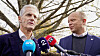 Leder i Ap Jonas Gahr Støre t.v. og leder i Sp Trygve Slagsvold Vedum legger fram regjeringsplattformen ved Hurdalsjøen Hotell.
