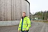 Tor Anders Saghaug fra Givas utenfor det splitter nye Granli VB. Det gamle anlegget holdt til i det grønne bygget i bakgrunnen. Foto: Gunhild Haugnes