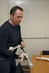 Øystein Ruste er utviklingsansvarlig ved Raufoss Technology. Han følger produktet fra de første ideer til ferdig utviklet og testet. Ikke bare skal delene tåle alle typer påkjenninger i bilens levetid, de skal også være produksjonsvennlige. Foto: Tore Stensvold