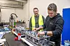 Tekniker Mads Hagen bygger hydrauliske kontrollenheter som skal ned til 3000 meters dyp. – Ved å utvikle standardiserte pumper som tåler 300 bar, og dermed kan brukes ned til 3000 meters dybde, dekker vi behovet i de fleste verdenshav, sier Thomas Aunvik (bak). Foto: Alf Bergin