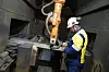 Marcin Sosonowski er operatør for roboten som kutter stålprofiler. Aker Solutions har gjennom flere år benyttet seg av slikt verktøy. Foto: Thomas Førde