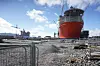 Dokken, hvor betongunderstellene til havvindparken Hywind Tampen ble bygget, er fylt igjen og blir ny byggeplass for Hugin A-plattformen til Yggdrasil. I bakgrunnen produksjonsskipet til Johan Castberg-feltet. Foto: Thomas Førde