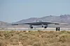 Det er offentlig kjent at to testutgaver av B-21 Raider har fløyet til nå. Dette er ett av flyene av dem, som lander på Edwards Air Force Base i California etter en testflyvning i september 2025.