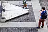 En mann tar bilde av en iranskprodusert Shahed-131/136-drone som ble brukt i et russisk angrep mot Kyiv i Ukraina i juni 2025. Bruk av spoofing kan gjøre at angrepsdroner tar en annen kurs enn tiltenkt.