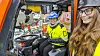Anita Leirvik North (H), byråd for kultur og næring i Oslo, prøvesitter kranhytta som Siv Hege Farstad (t.h.) er i ferd med å «bo seg inn i».
