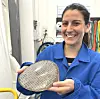 Forsker Stefania Piarulli er med i teamet. Her viser hun fram et filter som ble brukt til å fange mikroplast i prosjektet. Foto: Sintef