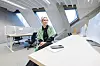 Statsråd Karianne Tung prøvesitter en kontorplass i A-blokka i det nye regjeringskvartalet. Merk vinklene i bakgrunnen - her er det ikke mange rette hjørner. Foto: Arash A. Nejad