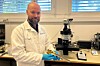 Sintef-forsker Ruben Lien Johansen i kjemilaboratoriet., der han og kollegene har sett nøye på levetiden for vann- og avløpsrør.