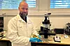 Sintef-forsker Ruben Lien Johansen i kjemilaboratoriet., der han og kollegene har sett nøye på levetiden for vann- og avløpsrør.