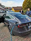 Lading av Tesla Model 3. På bildet (f.v.) Easee-gründere Steffen Mølgaard og Kjetil Næsje. Foto: Easee