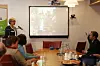 Kommunal- og regionalminister Liv Signe Navarsete t.v og daglig leder i Seevia Jørn Mikaelsen (t.h). I midten VideoNors kontor på videokonferanse fra Måløy.