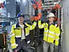 Elektriker Marek Solborg (t.v.) fra Caverion kobler sammen absorbsjonsanlegget som skal kjøle K8 med varmtvann fra Lyse Neos fjernvarmenett. – Dette blir billigere enn å ha tørrkjølere, sier Oddbjørn Wornæs. Foto: Alf Bergin