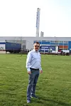 Johnny Østvang foran Krohnes 42 meter høye vanntårn for kalibrering. Dette tårnet ville det lokale feiervesenet ha inn i registeret over piper og feie fritt for sot.