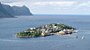 Husøy på Nord-Senja ligger helt på kanten av strømnettet. Delvis utkobling av produksjonsanlegget i forgrunnen av bildet kan senke effekttoppene med 300 kW.