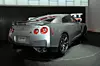 Det aller meste er ekstremt på Nissan GT-R. Chassis i karbonfiber og aluminium, doble turboer som bidrar til 480 hk, firehjulstrekk, og et dreimoment på 588 Nm.