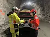 Bergsprengingsleder Andreas Hagen Hella (tv.) og byrådsleder Christine B. Meyer i Bergen fyrte av gjennomslagssalven fra tverrslaget mellom de to tunnelløpene i tunnelen. Foto: Ingrid Feet Bjørgo/Statens vegvesen