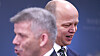 Finansminister Trygve Slagsvold Vedum (Sp) (t.h.) og fiskeri- og havminister Bjørnar Skjæran (Ap) har fått i alt 416 høringssvar om den upopulære lakseskatten. Nesten åtte av ti vender tommelen ned for grunnrenteskatt på havbruk – som allerede er innført.