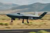 Collaborative Combat Aircraft-dronen YFQ-42A fra General Atomics tar av for en testflyvning fra en flyplass i California.