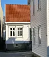 Figur 5. Typisk trehus, i Mandal, som viser blandingen mellom sol og skygge i tettbygde strøk. Foto: Harald N. Røstvik