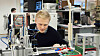 Henning Stenersen (25) er nyansatt kybernetiker i Nordic Semiconductor. Her fra selskapets test-laboratorium.