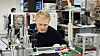 Henning Stenersen (25) er nyansatt kybernetiker i Nordic Semiconductor. Her fra selskapets test-laboratorium.