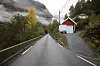 Smale veier finnes det nok av rundt om i landet. Blant dem er fylkesvei 55 ved Balestrand i Vestland. Foto: Tia Karlsen