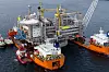 Dekket blir senket ned på understellet, og de to delene av plattformen satt sammen til én. Foto: Espen Rønnevik, Woldcam/Statoil