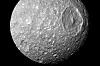 Et bilde gitt ut av Nasa viser overflaten på Saturn-månen Mimas. Det store Herschel-krateret har fått mange til å sammenligne den lille månen med Dødsstjernen fra Star Wars. Bildet er tatt fra romsonden Cassini i 2010. Ny forskning tyder på at isoverflaten kan skjule et hav.