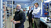 Tavlemontør Boris Dautovic (t.v.) var i ferd med å montere en tavle til brønnbåten Ro Sailor da vi var innom Normatic. Boris pendler fra Ørsta til Nordfjordeid for å jobbe. Daglig leder Hans Inge Solheim i midten, salgssjef Tom Skjerven til høyre. De som begynner i bedriften blir ofte værende, men veksten blir bremset av at det er vanskelig å få tak i nok kompetent arbeidskraft.