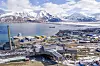Longyearbyen med den gamle Taubanesentralen for kulltransport i forgrunnen. Nederst til venstre det stengte kullkraftverket. Byen trenger ny infrastruktur for strøm, vann og varme.