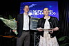 Sigurd Årland, prosjektleder i Reach Remote, mottar prisen for årets Norwegian Tech Award av TU Medias styreleder, Tekna-president Elisabet Haugsbø.