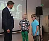 TENKE SJÆL: AF Gruppens konsernsjef Pål Egil Rønn gratulerer Helge Tangen Aarflot og Henrik Elias Berbom som vinnere av individuell klasse for juniorer i konkurransen om å presentere boformer på Mars. De to unge har gjort som Trond Viggo Torgersen anbefaler, og tenkt sjæl. De bedyret overfor Rønn at de ikke har lest noe og knapt bruk internett i sitt vinnerutkast.