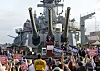 Den republikanske presidentkandidaten Donald Trump taler på dekket til slagskipet USS «Iowa» i Los Angeles under et arrangement i forbindelse med presidentvalgkampen i 2015. Kanskje han var fascinert av slagskip allerede da.