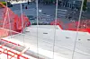 Allerede et halvt år etter åpningen i 2011 begynte trappen til gangbroen i Bjørvika å sprekke. Nå jobbes det med å legge nytt fundament.