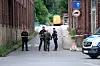 Polititjenestemenn ved en veisperring i landsbyen Bahren på tirsdag etter at et helikopter brukt av Luftwaffe styrtet under trening bare et lite stykke unna. Foto: Sebastian Willnow/dpa via AP