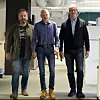 Fra venstre, Åge Tøndevolshagen, Ola Øyen og Anders Sandmæl vil starte arbeidet med veileder for massivtrebygg. De mener massivtre skiller seg så mye fra stål og betong at løsninger fra slike materialer ikke kan overføres. Foto: Joachim Seehusen